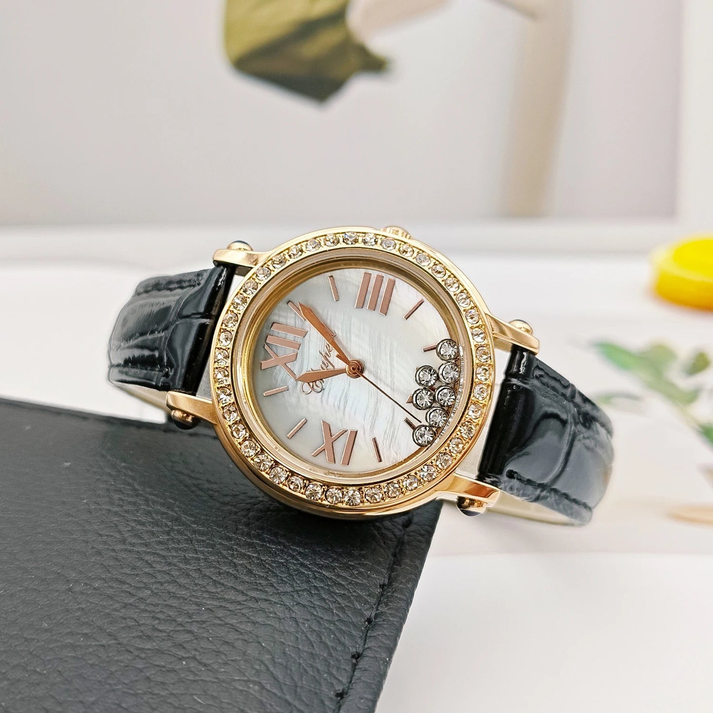 New Trendy Vintage Green Watch for Women, Stylish and Waterproof, with a Luxurious Diamond-Studded Design, Niche Camellia Style, Small Green Watch for Women, with Happy Diamonds