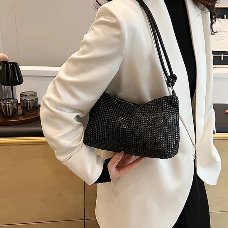 Ladies' handbags can be worn over the shoulder, crossbody, or carried by hand, suitable for travel and shopping. Crossbody bags.