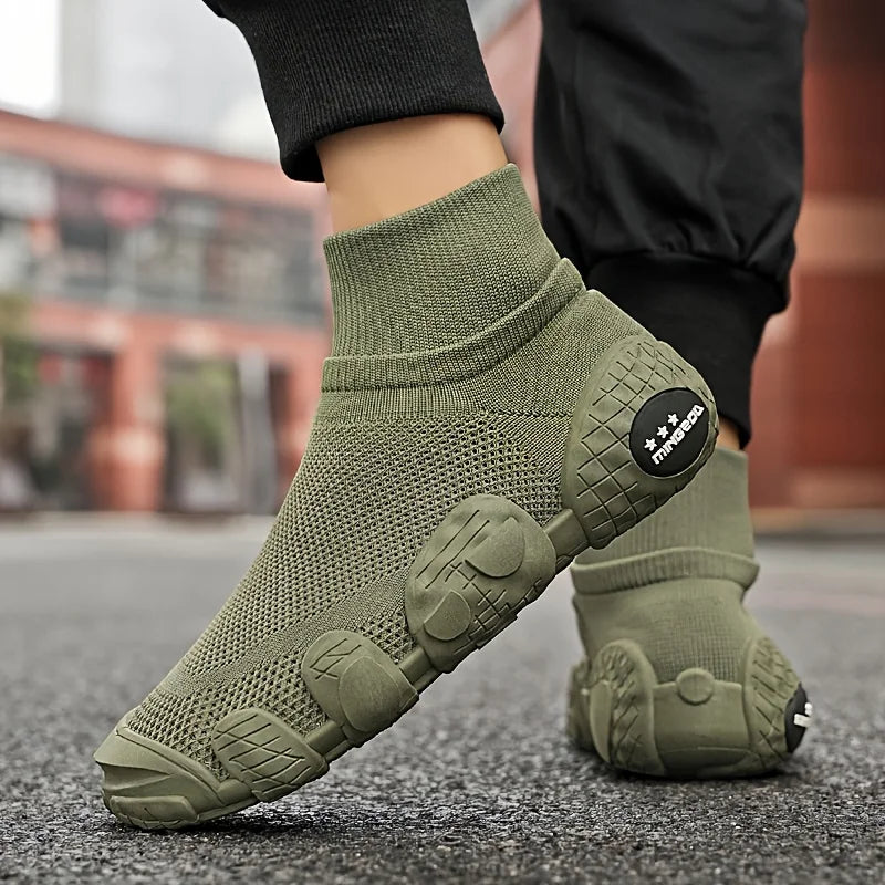 Men's casual shoes with soft sole and soft surface, comfortable mesh and breathable cover, wearing one foot sports shoes