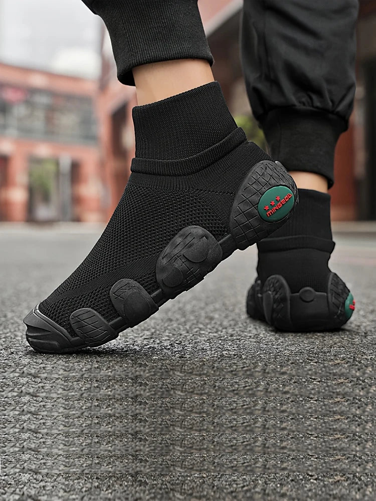 Men's casual shoes with soft sole and soft surface, comfortable mesh and breathable cover, wearing one foot sports shoes